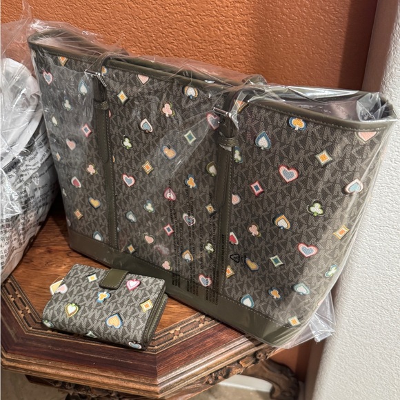 NWT MK 3 piece Las Vegas Collection Jet Set Signature Tote, Wallet, & Crossbody - Picture 5 of 6